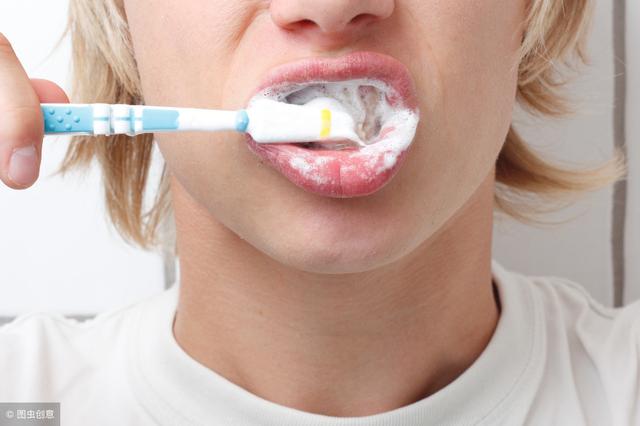 牙龈总出血，是在暗示什么？医生：若排除这5种病，好好刷牙就行