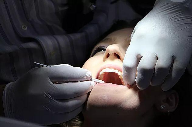 即日起，凭身份证，牙齿矫正，种植牙这10项费用全部免费！